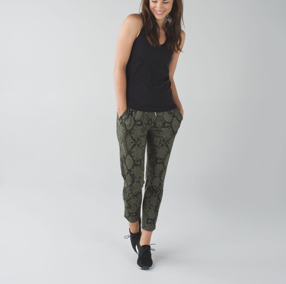 EUC Lululemon Jet Crop (Slim) *LuxtremeZiggy Snake Fatigue Green Gator Green Sz